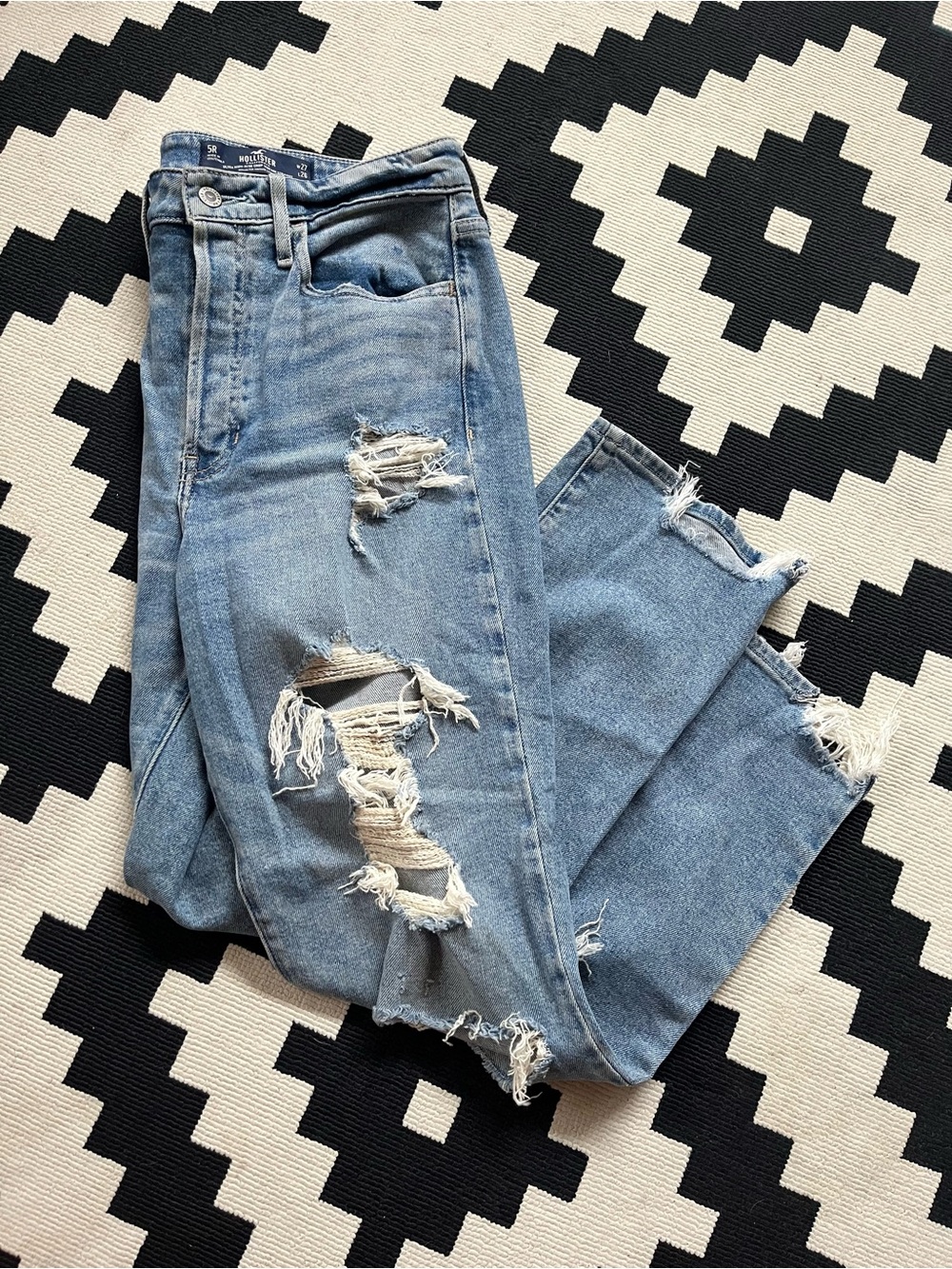 HOLLISTER HIGH RISE DISTRESSED DENIM ❤️ - Picture 3 of 5